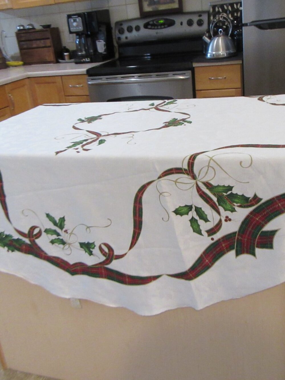 Christmas Round Table Cloth In nice shape - Picture 6 of 15